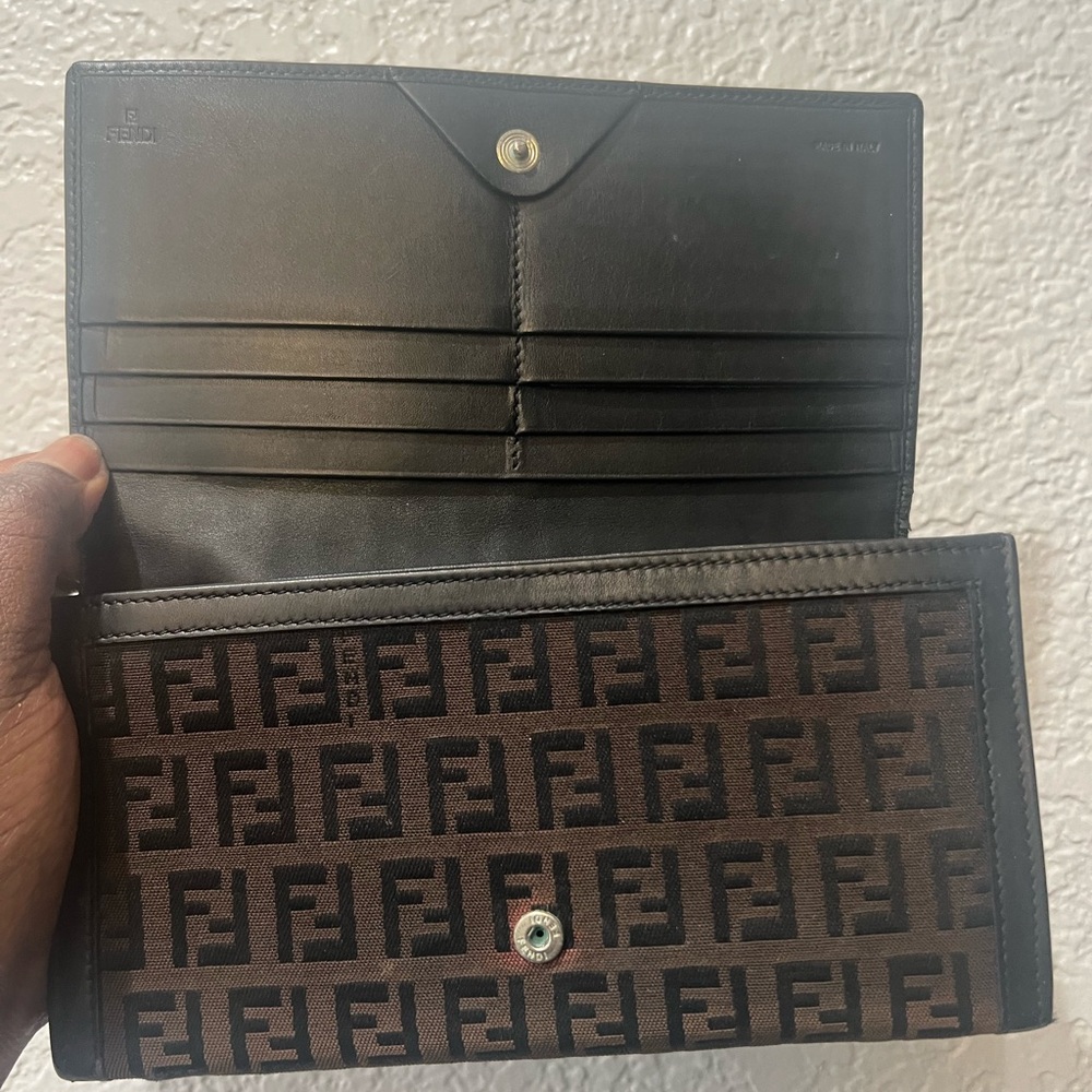 Sold ‼️‼️‼️‼️
Authentic vintage Fendi continental wallet! - Picture 8 of 13